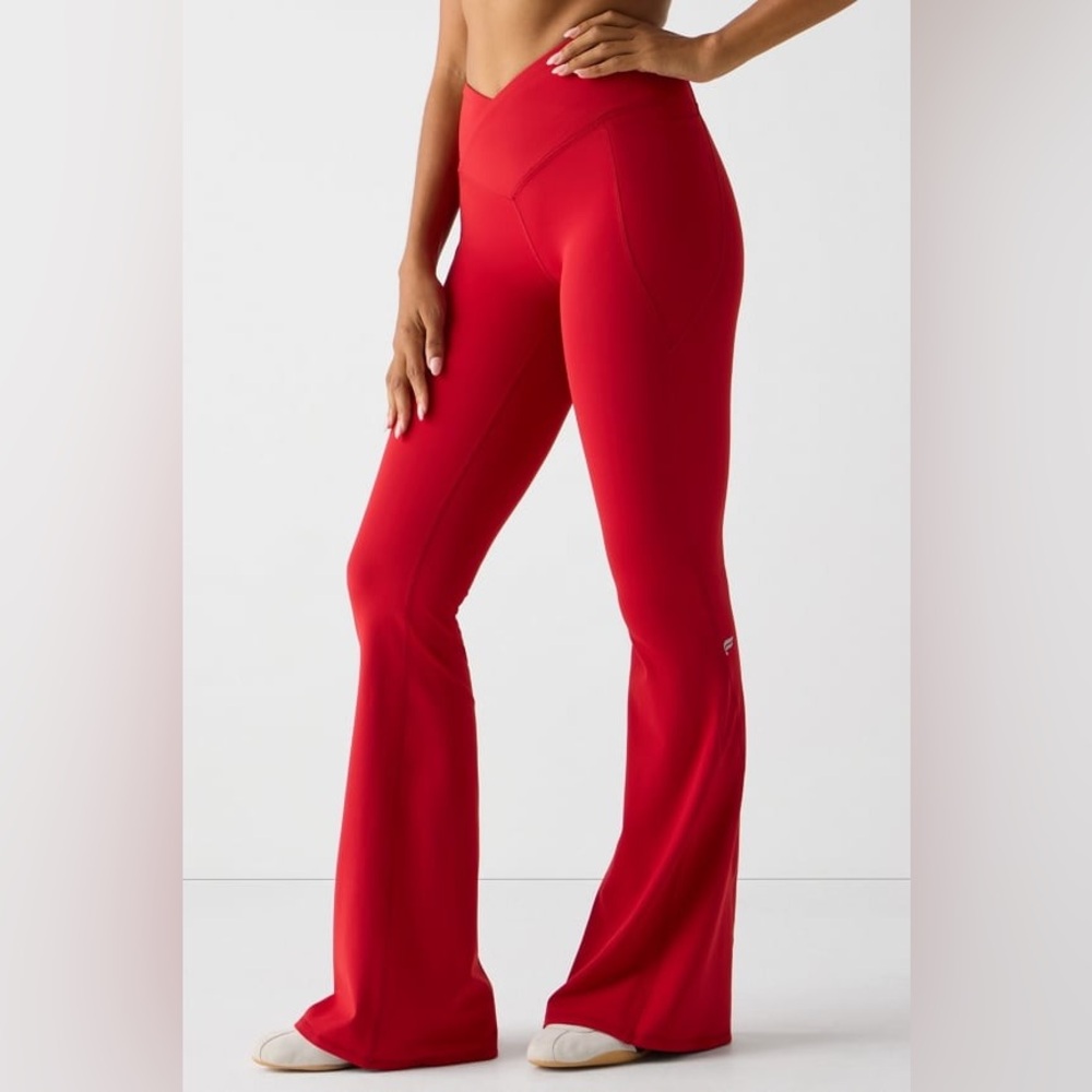 NWT Fabletics Oasis PureLuxe High-Waisted Crossover Flare Short Holly Berry R25